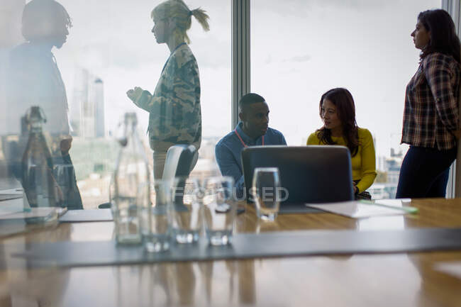 Empresários que trabalham na reunião da sala de conferências — Fotografia de Stock