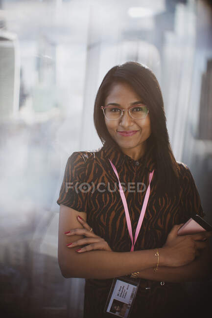 Portrait confident businesswoman with arms crossed — Stock Photo
