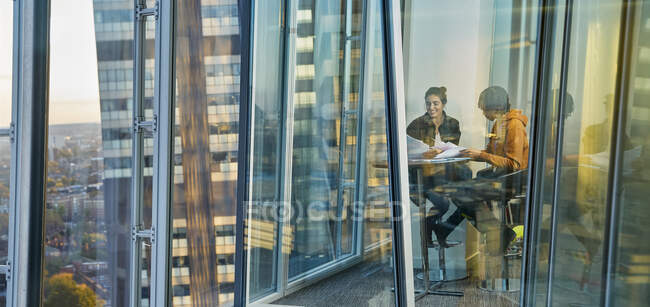 Rencontre de gens d'affaires à la grande fenêtre du bureau — Photo de stock