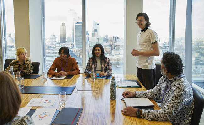 Empresário levando reunião sala de conferências no escritório highrise — Fotografia de Stock