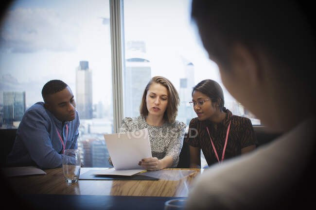 Les gens d'affaires discutent de paperasserie dans la salle de conférence — Photo de stock
