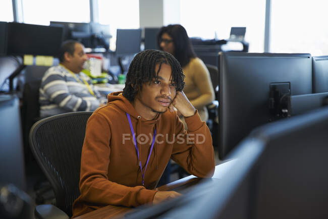 Empresário que trabalha no computador no escritório — Fotografia de Stock
