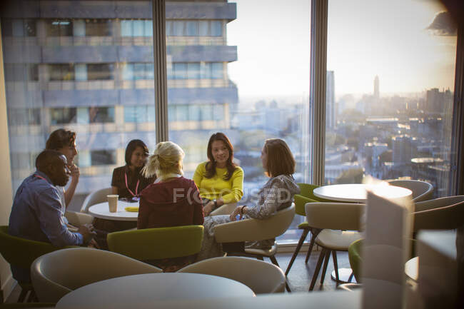 Geschäftsleute treffen sich in städtischer Hochhaus-Büro-Cafeteria — Stockfoto
