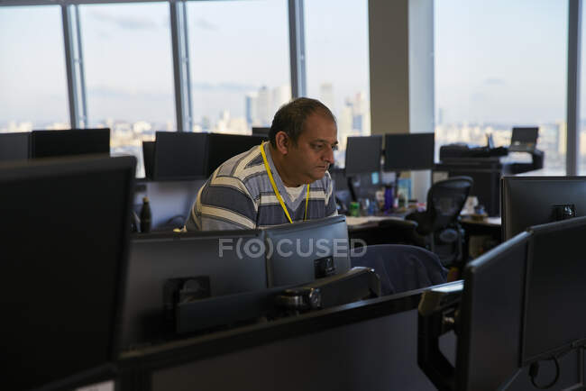 Бизнесмен работает за компьютером в офисе — стоковое фото