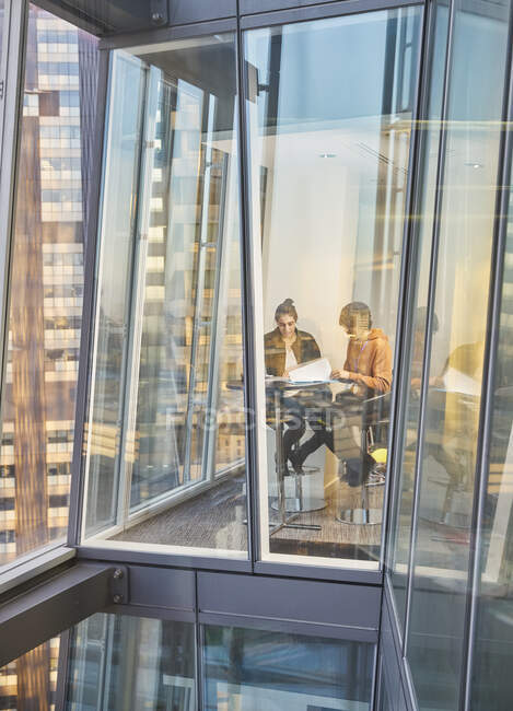 Ділові люди зустрічаються у сучасному високогірному офісному вікні — стокове фото