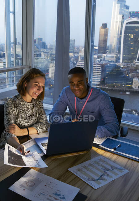 Pessoas de negócios trabalhando em laptop no escritório highrise, Londres, Reino Unido — Fotografia de Stock