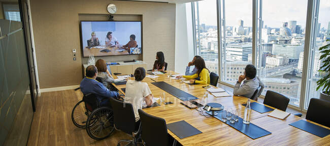 Бізнесмени проводять відеоконференцію на нараді конференцій. — стокове фото
