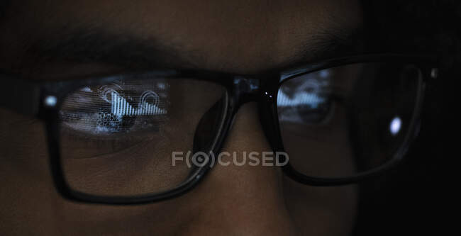 Gros plan réflexion de l'ordinateur portable dans les lunettes de vue de la femme d'affaires — Photo de stock