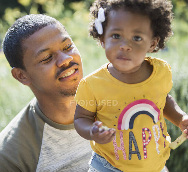 Retrato padre holding lindo desordenado niño hija - foto de stock