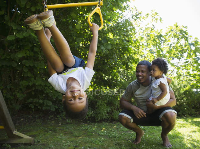Glückliche Familie spielt im Sommergarten — Stockfoto