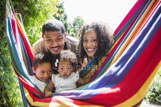 Портрет щасливої родини на сонячному літньому гамаку. — стокове фото