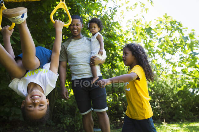 Famille heureuse jouant dans la cour arrière d'été — Photo de stock