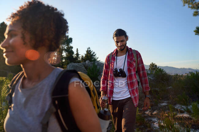 Coppia giovane con binocolo escursioni nella natura soleggiata — Foto stock
