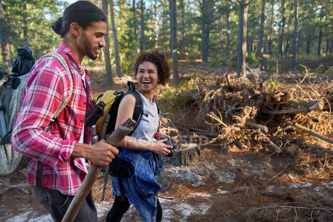 Feliz jovem casal caminhadas na floresta — Fotografia de Stock