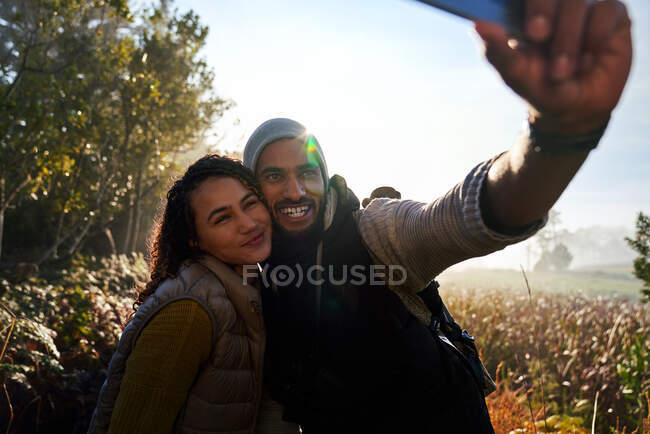 Joyeux jeune couple prenant selfie en randonnée — Photo de stock