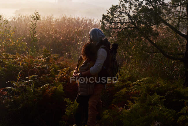 Sereno giovane coppia escursioni godendo la natura al tramonto — Foto stock