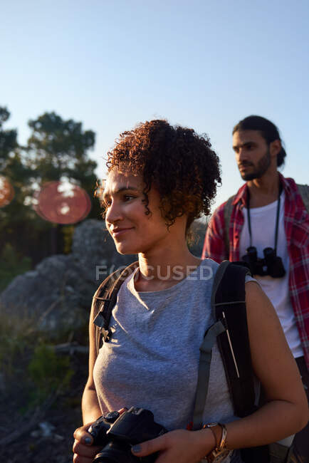 Giovane coppia escursioni con macchina fotografica — Foto stock