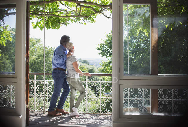 Affettuosa coppia anziana rilassante sul balcone soleggiato — Foto stock