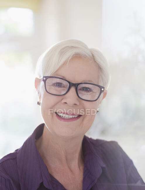 Retrato confiado mujer mayor en gafas graduadas - foto de stock