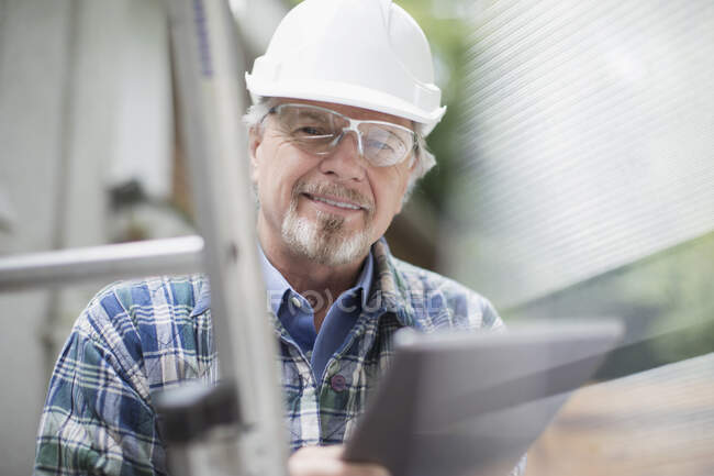 Portrait travailleur de la construction âgé confiant en chapeau dur — Photo de stock