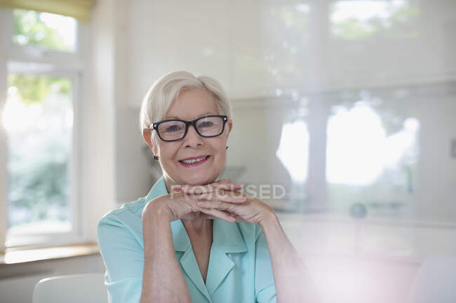 Retrato feliz confiado mujer mayor en gafas graduadas - foto de stock