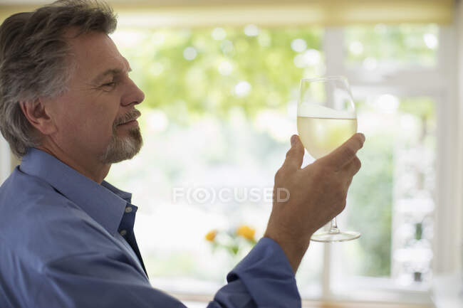Senior homem bebendo vinho branco — Fotografia de Stock