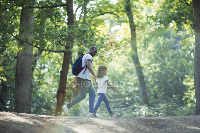 Padre e hija de senderismo en los bosques de verano - foto de stock