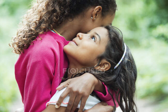 Close up afetuoso bonito irmãs abraçando — Fotografia de Stock