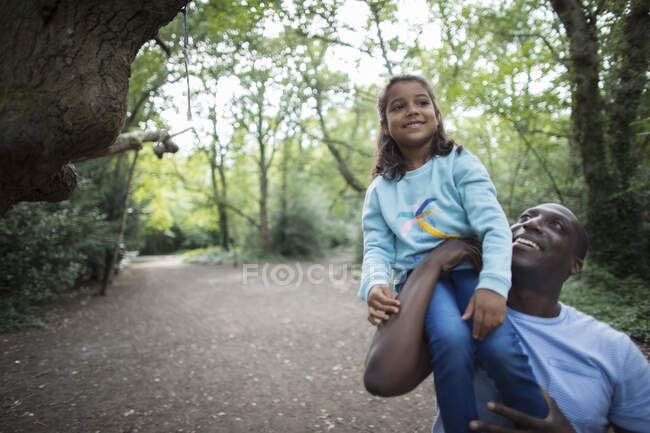 Feliz padre e hija en camino en el bosque - foto de stock