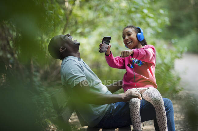 Щасливий батько і дочка сміються на лавці парку — стокове фото
