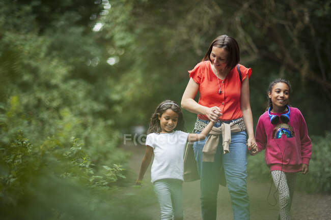 Mutter und Töchter wandern auf Waldwegen — Stockfoto