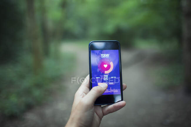 Fechar corredor POV usando aplicativo de saúde na tela do telefone inteligente — Fotografia de Stock
