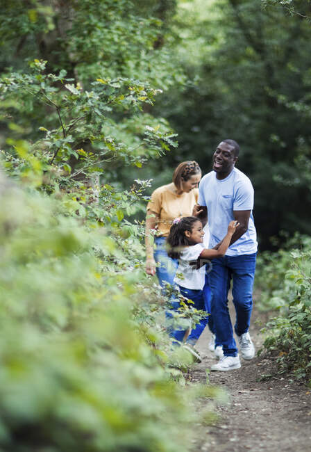 Felice famiglia escursionismo sul sentiero nel bosco — Foto stock