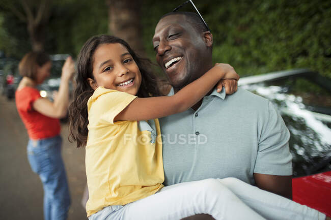 Retrato feliz padre llevando hija - foto de stock