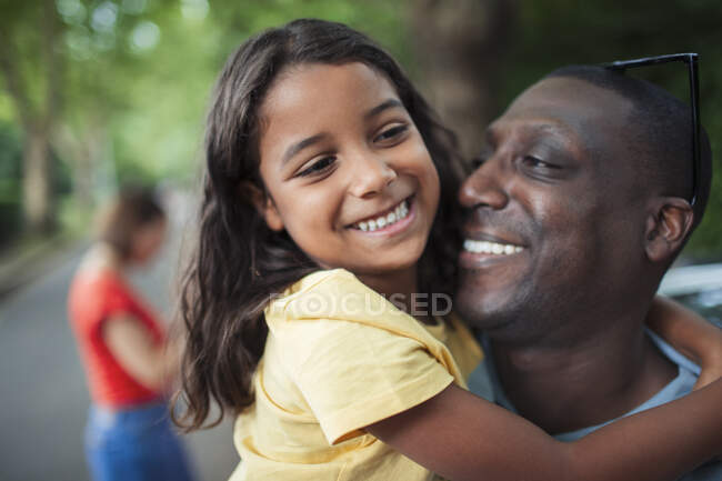 Acercamiento feliz padre e hija abrazando - foto de stock