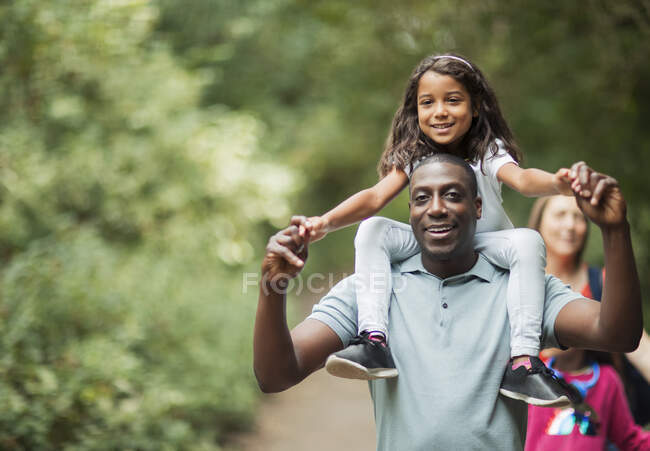 Батько носив доньку на стежці в лісі. — стокове фото