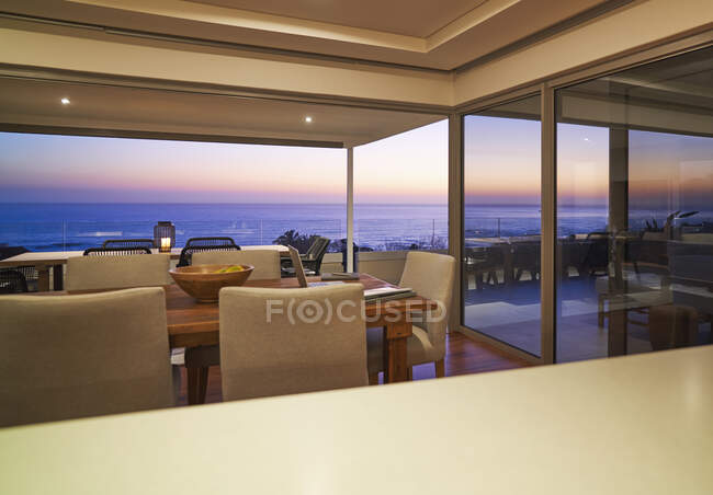 Coucher de soleil pittoresque vue sur l'océan de luxe intérieur de la vitrine de la maison moderne — Photo de stock