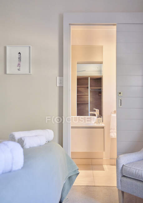 Serviettes enroulées sur le lit extérieur salle de bain vitrine de luxe — Photo de stock
