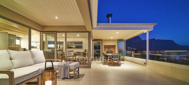 Luxury home showcase exterior patio at night — Fotografia de Stock