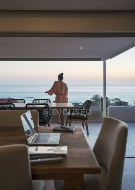 Frau genießt malerischen Sonnenuntergang Meerblick vom Luxus-Balkon — Stockfoto