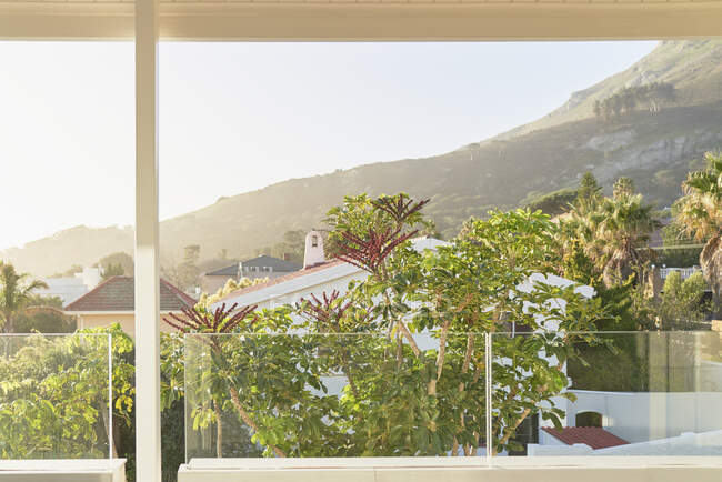 Sunny scenic view of trees and hillside from luxury balcony — Fotografia de Stock