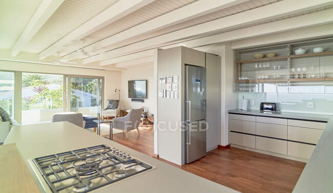 Casa moderna escaparate interior cocina - foto de stock