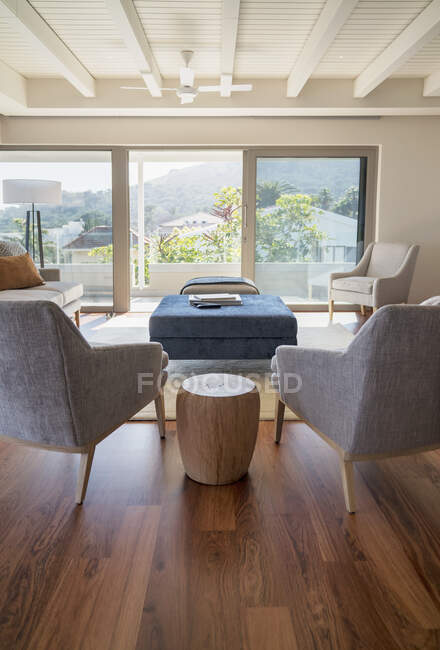 Armchairs on hardwood floor in home showcase living room — Stock Photo