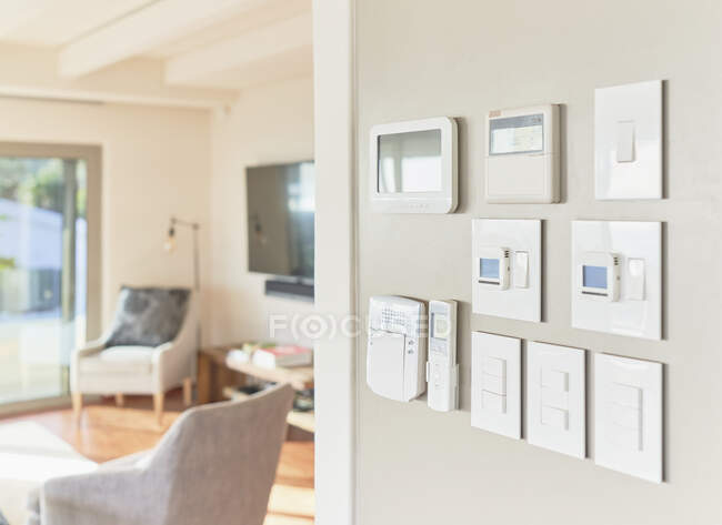 Automação doméstica telas sensíveis ao toque e interruptores na parede — Fotografia de Stock