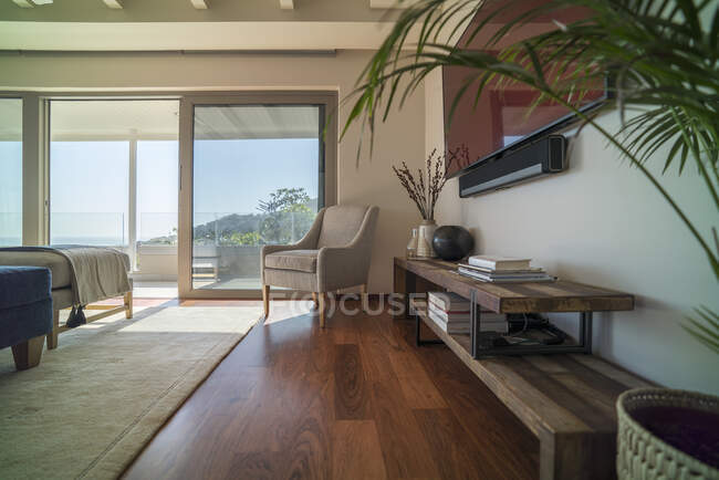 Fauteuil dans la maison vitrine salon intérieur avec plancher de bois franc — Photo de stock