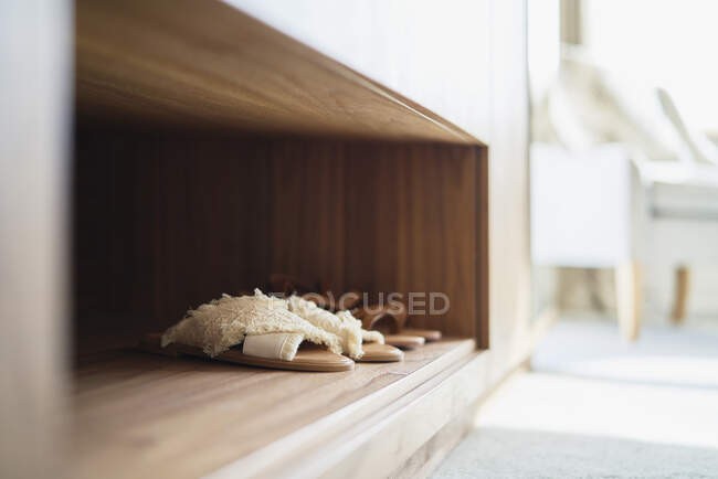 Cierra las sandalias en cubículo de madera - foto de stock