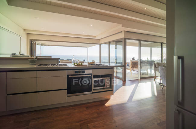 Современная домашняя кухня с видом на солнечный океан — стоковое фото