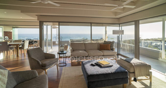 Casa de luxo vitrine sala de estar com vista para o mar ensolarada — Fotografia de Stock
