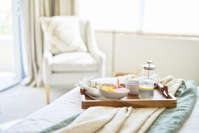 Поднос для завтрака на спокойной утренней кровати — стоковое фото