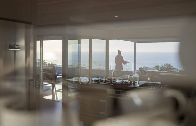 Donna godendo vista panoramica sull'oceano sul balcone di lusso soleggiato — Foto stock